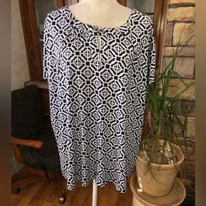 NOTATIONS SIZE 3X BLACK AND WHITE PATTERNED SLEEVELESS BLOUSE. CLOSED KEYHOLE